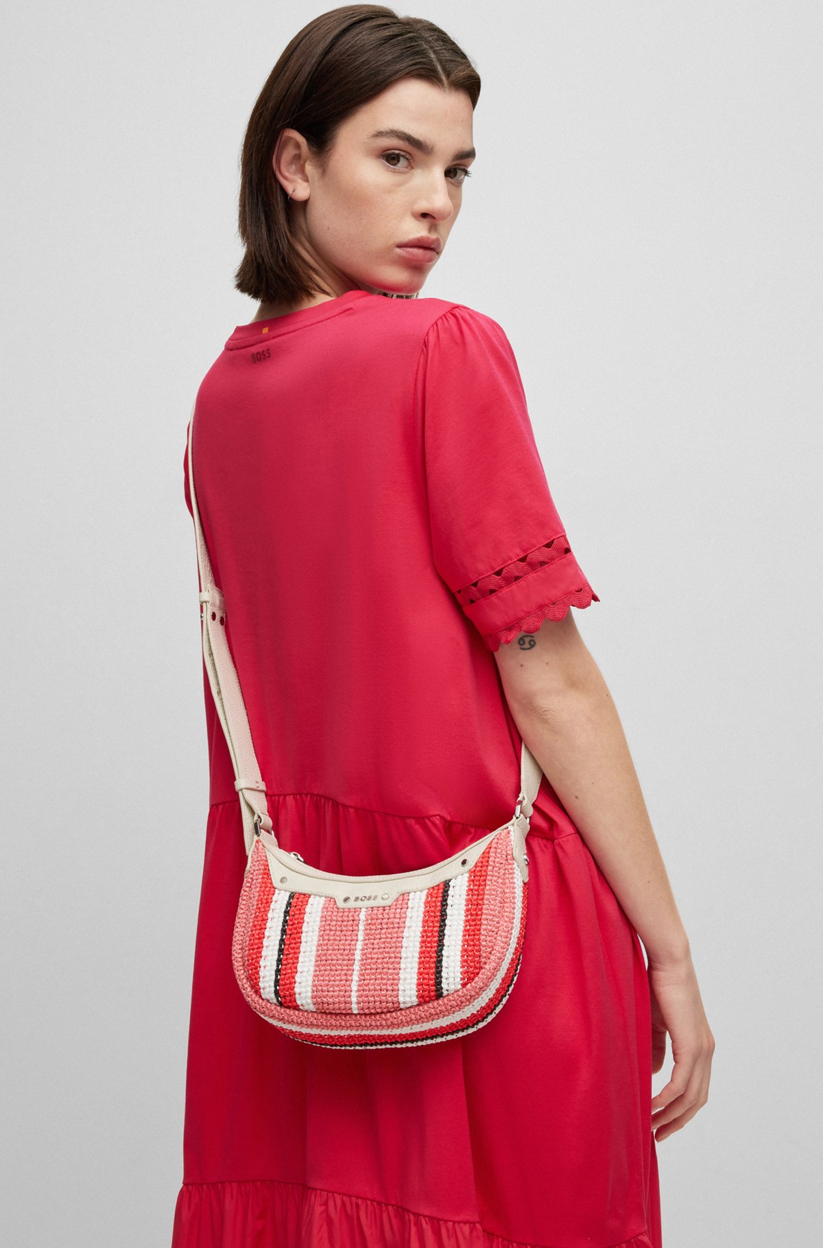 Leather-trimmed crossbody bag in multi-colored raffia, Pink