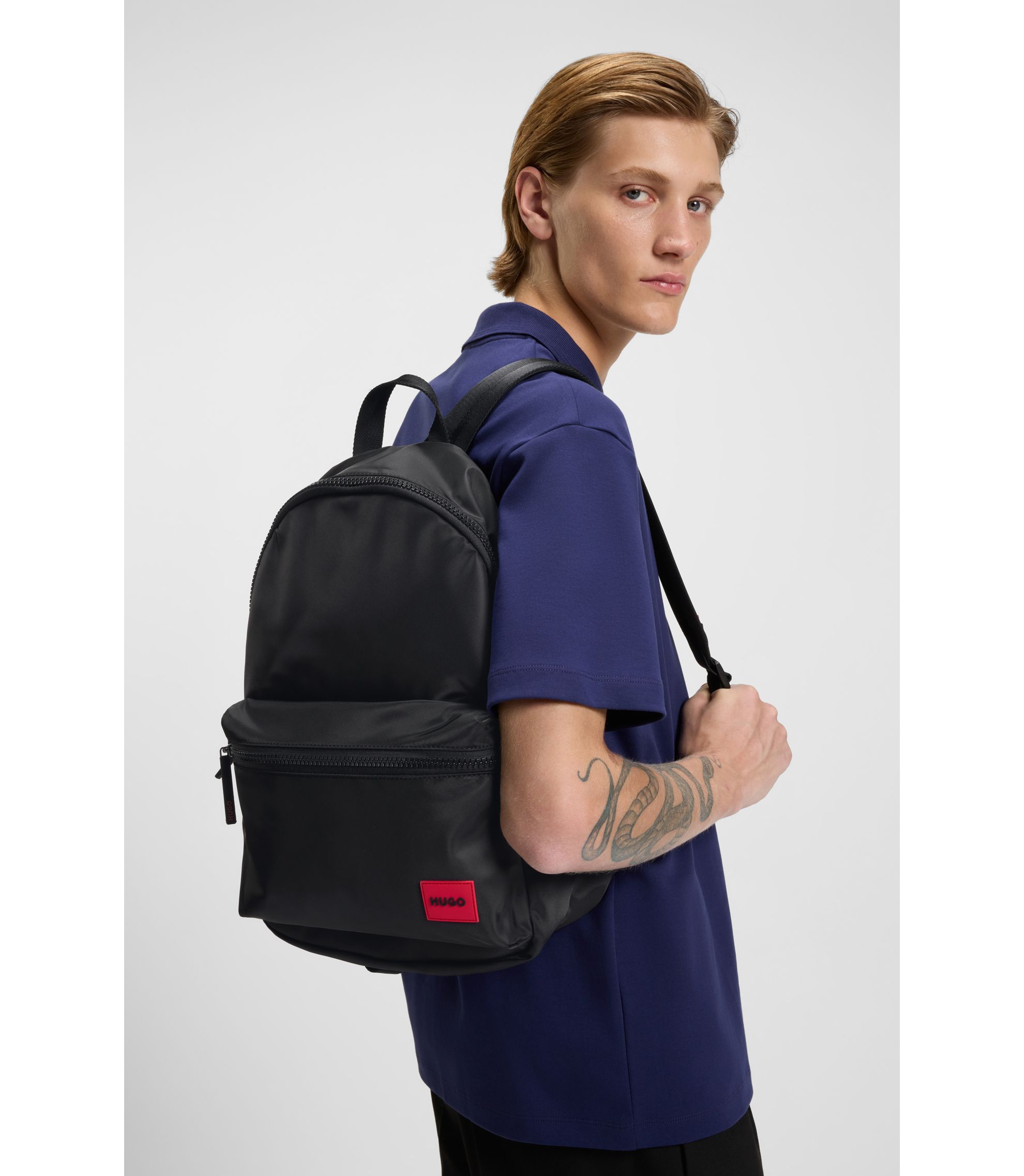 hbeu50492657_002_300?wid=1980&