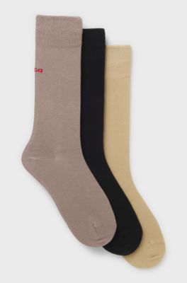 Lot de trois paires de chaussettes de longueur r&eacute;guli&egrave;re avec logos, Beige / Marron / Noir