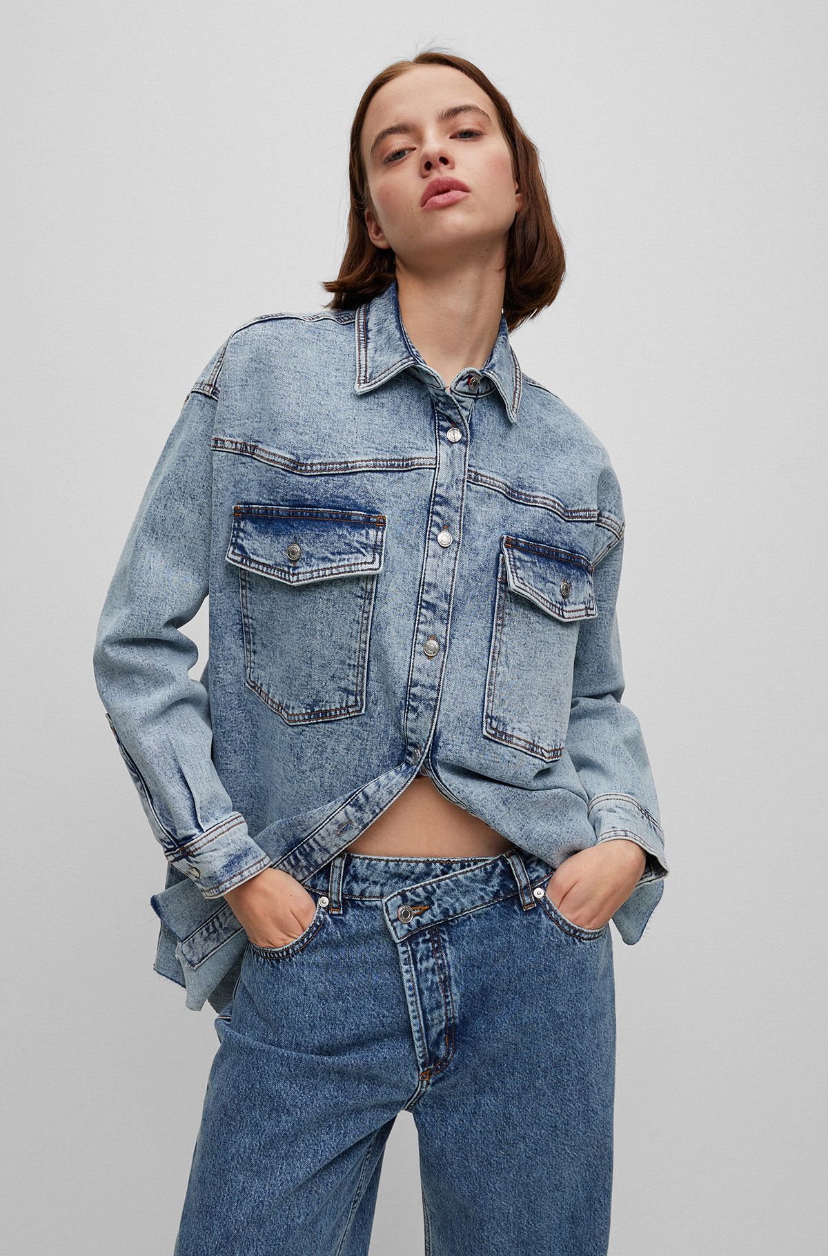 Camicia relaxed fit in denim moon-washed con tasche applicate, Celeste