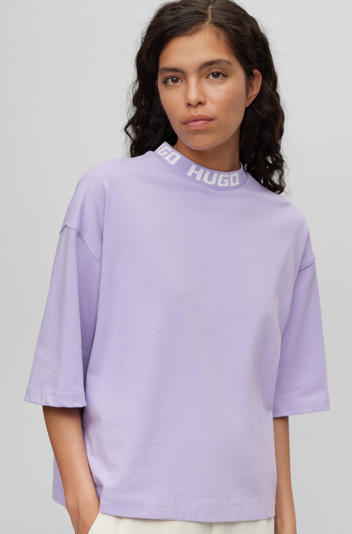 Camiseta relaxed fit en punto de algodón con logo en el cuello, Luz púrpura