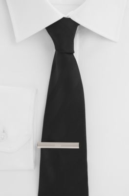 Slipseholder i messing med indgraveret logo, S&oslash;lvfarve