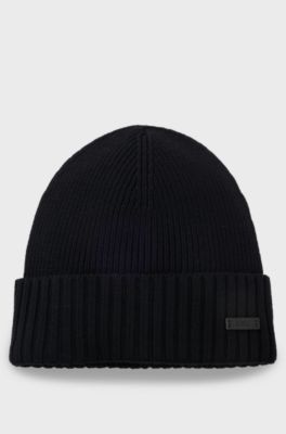 Beanie hat in virgin wool with logo plaque, Black