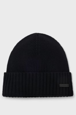 Beanie hat in virgin wool with logo plaque, Black