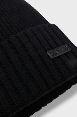 Beanie hat in virgin wool with logo plaque, Black