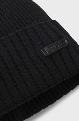 Beanie hat in virgin wool with logo plaque, Black