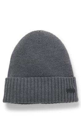 Beanie hat in virgin wool with logo plaque, Grey