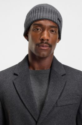 Beanie hat in virgin wool with logo plaque, Grey