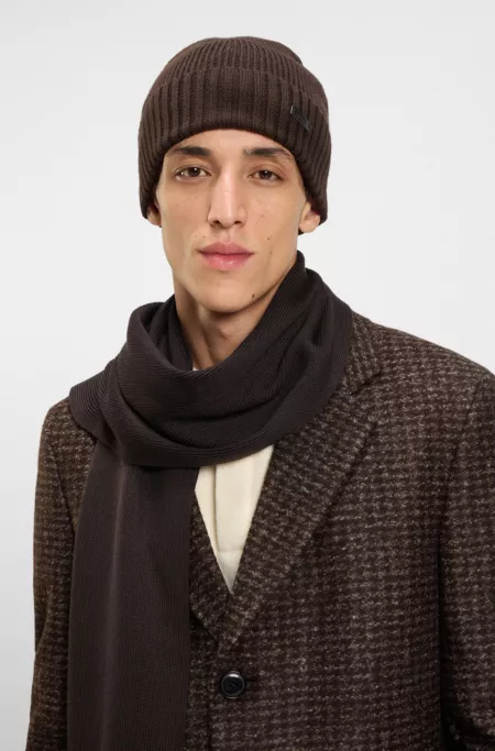 Beanie hat in virgin wool with logo plaque