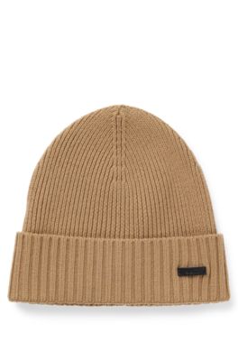 Beanie hat in virgin wool with logo plaque, Beige