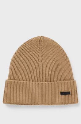 Beanie hat in virgin wool with logo plaque, Beige