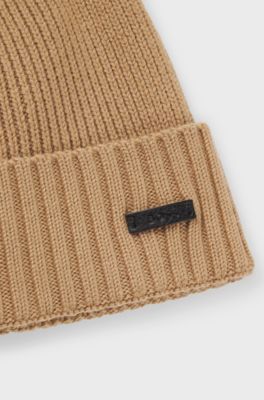 Beanie hat in virgin wool with logo plaque, Beige