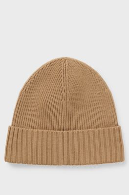 Ribgebreide beanie van scheerwol met logoplaatje, Beige