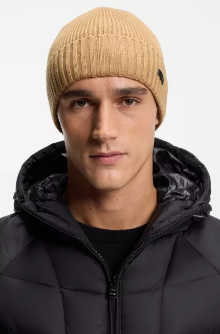 Bonnet en laine vierge avec plaque logotée