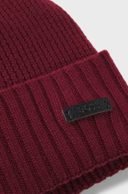 Beanie hat in virgin wool with logo plaque, Dark Red