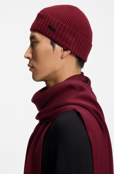 Beanie hat in virgin wool with logo plaque