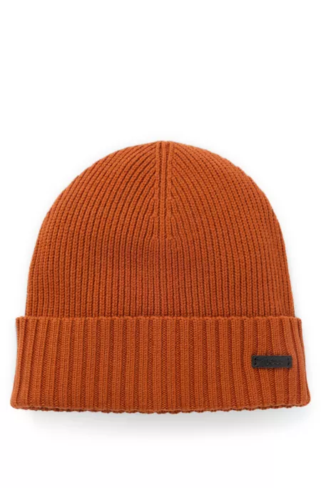 Beanie hat in virgin wool with logo plaque