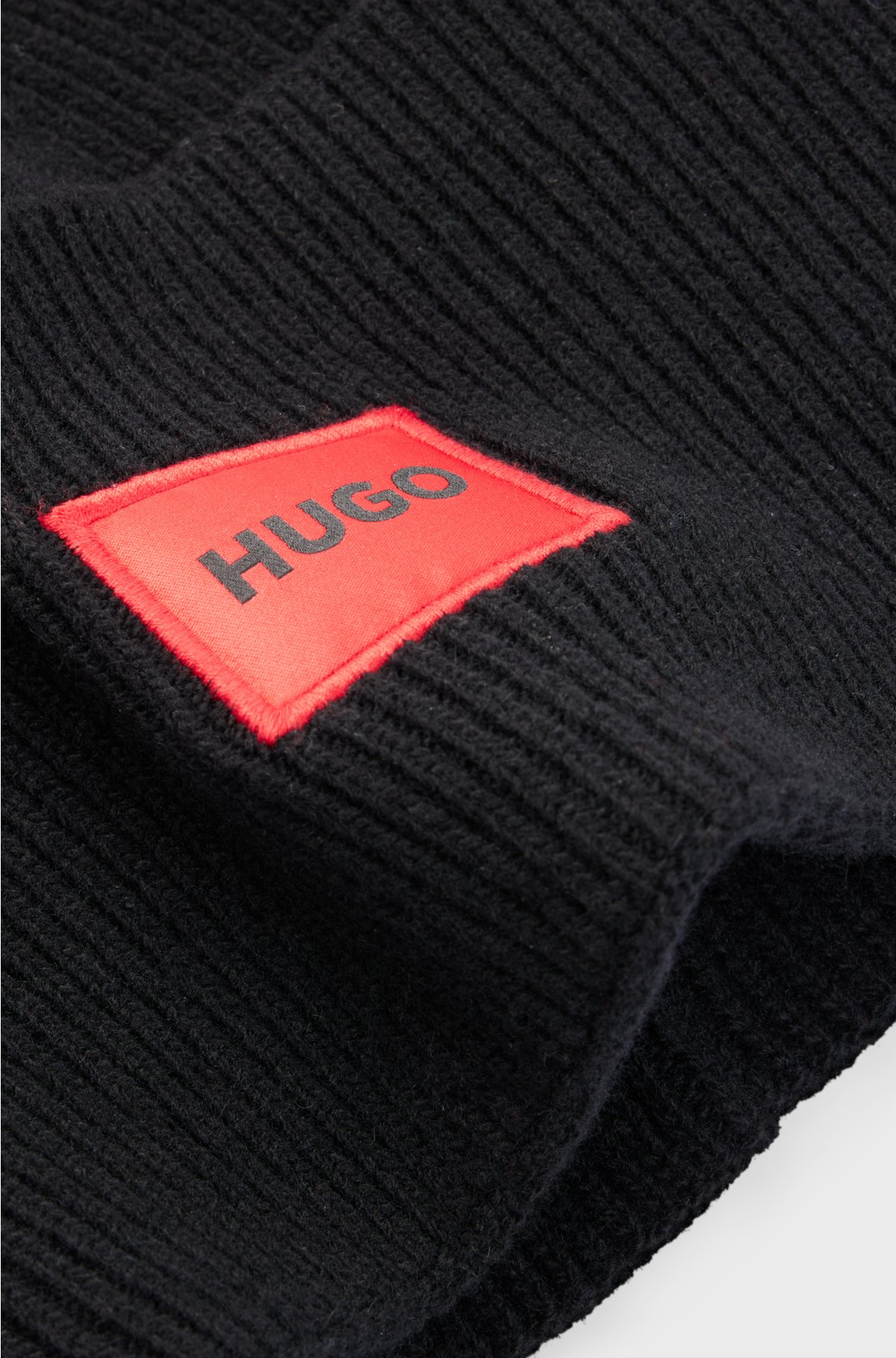 Ribbed beanie hat with red logo label, Black