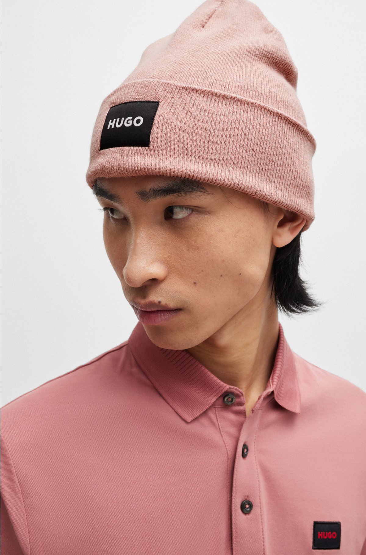 Knitted beanie hat with logo detail, light pink