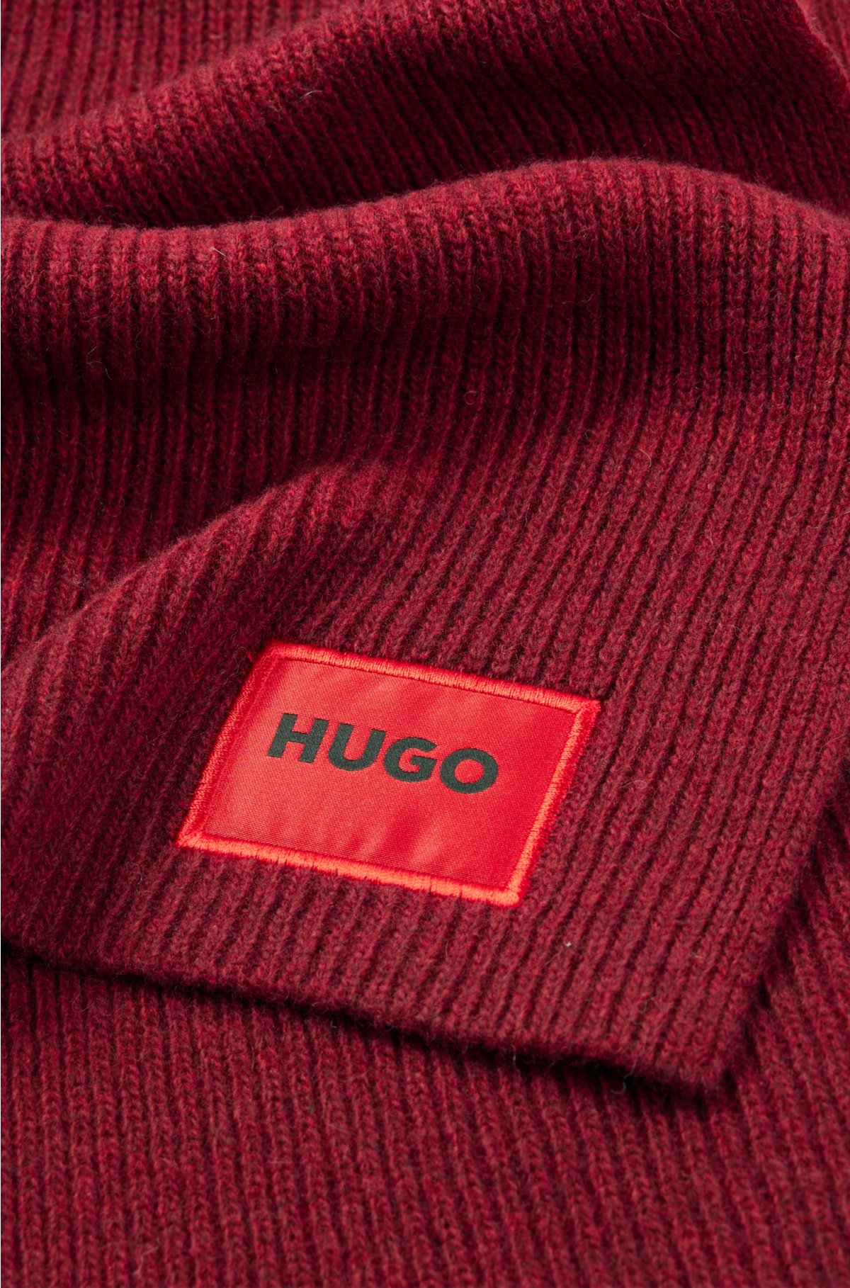 HUGO - Schal aus Woll-Mix mit Ripp-Struktur und rotem Logo-Label