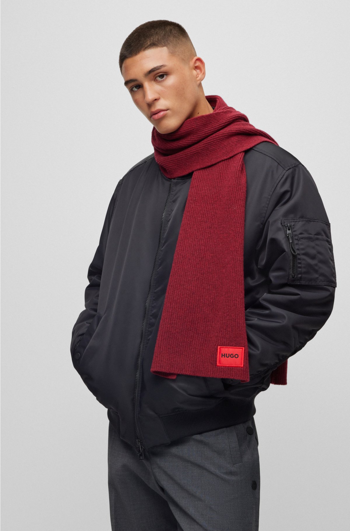 HUGO - Schal und rotem mit Logo-Label Woll-Mix Ripp-Struktur aus