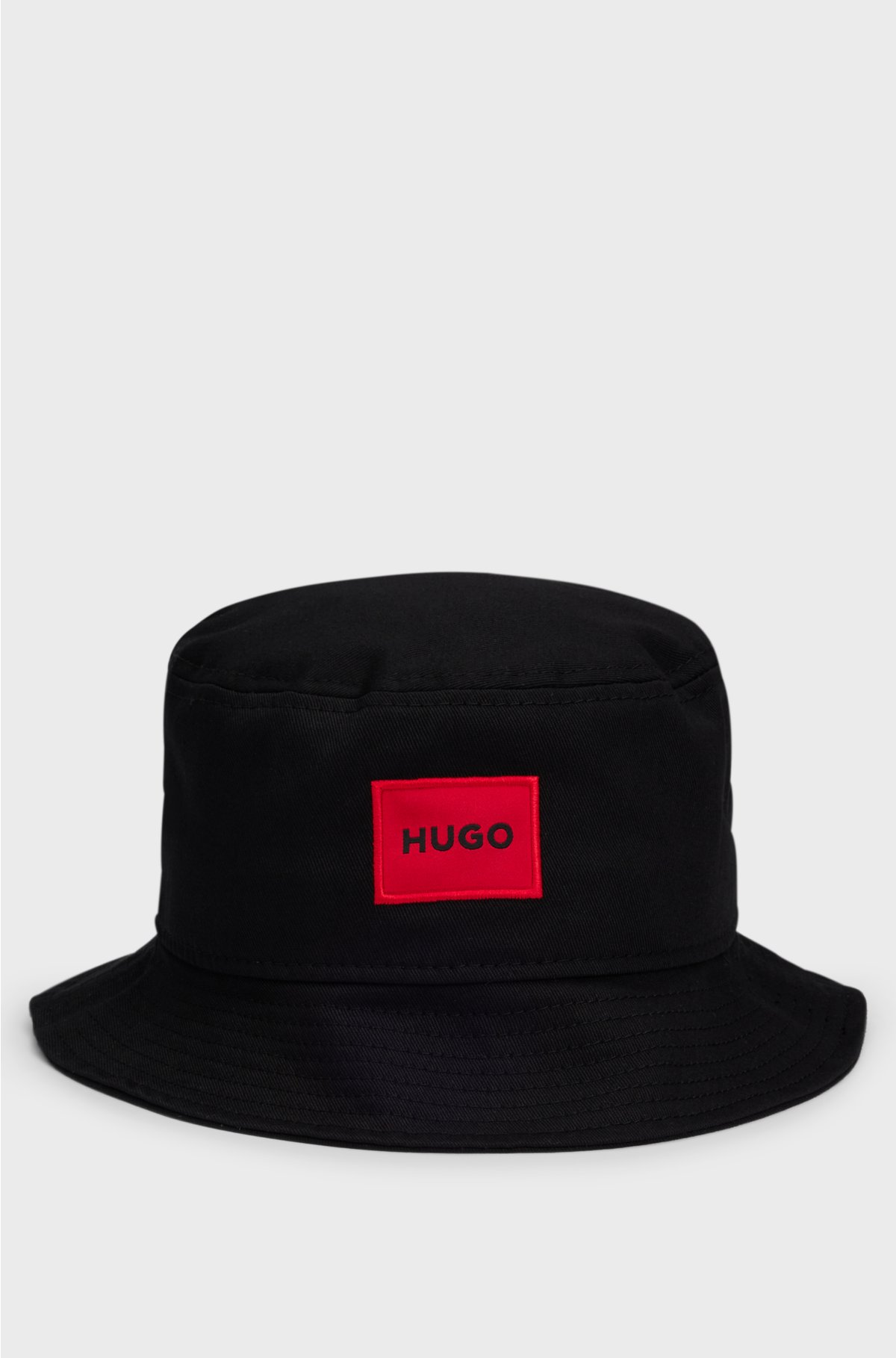 Bucket hat in cotton twill with red logo label, Black