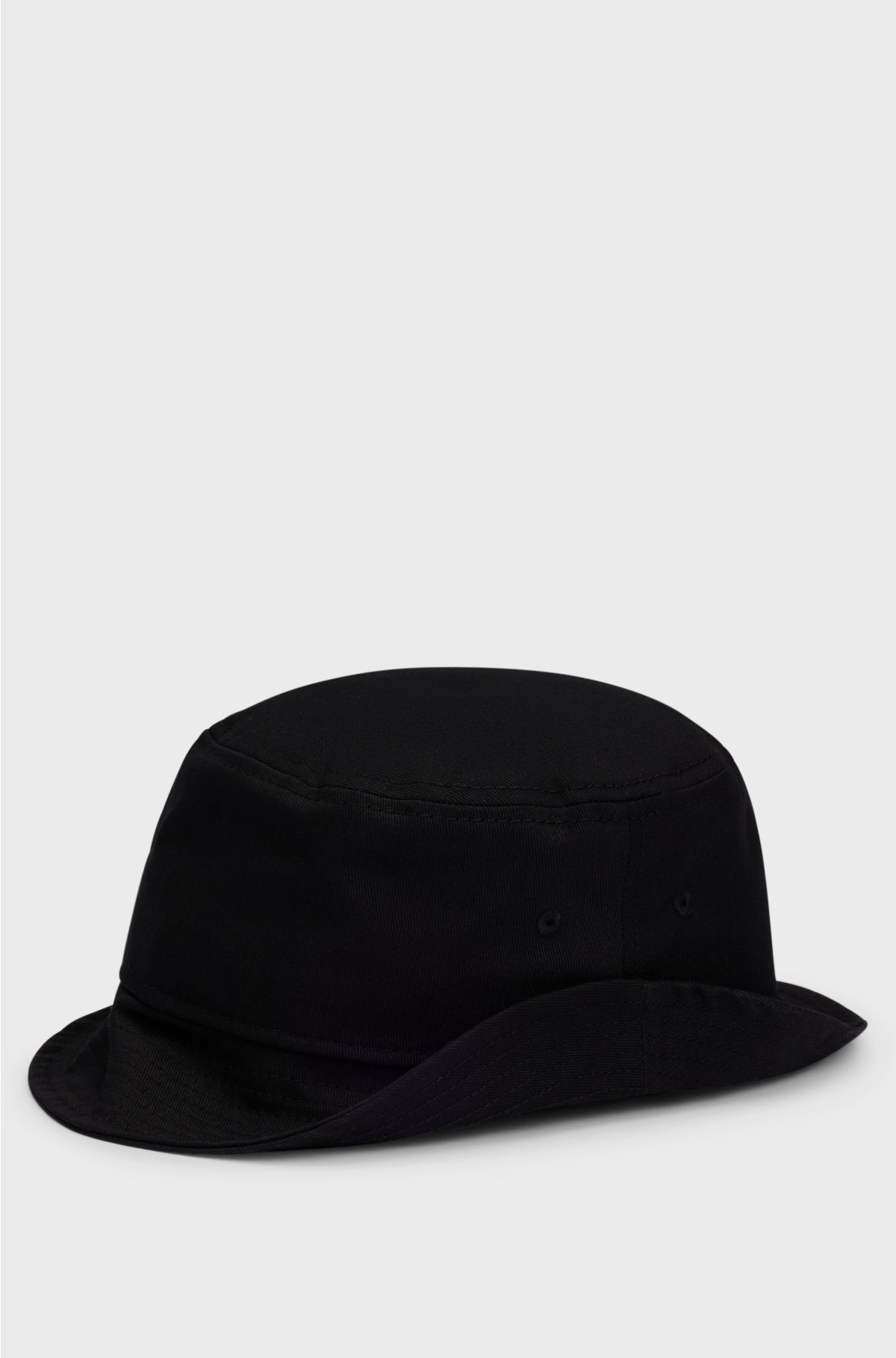 Bucket hat in cotton twill with red logo label, Black
