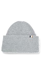 Ribbed beanie hat with signature-stripe flag, Light Grey