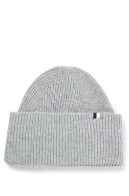 Hugo Boss 시그니처 스트라이프 플래그 리브드 비니 In Gray