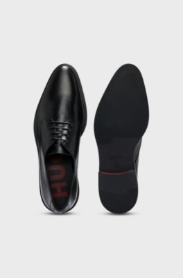 Derbyschoenen van nappaleer met reli&euml;flogo, Zwart