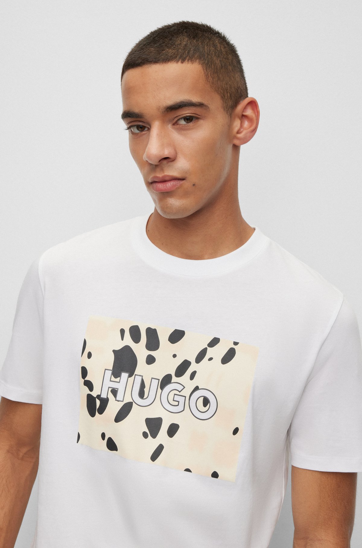HUGO - T-shirt en jersey de coton avec logo artistique à imprimé dalmatien