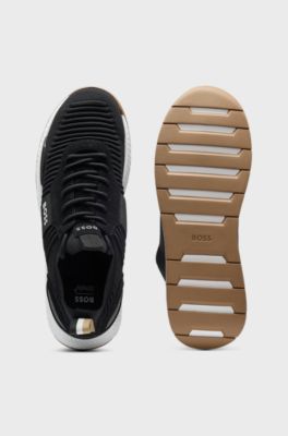 Deportivas de diferentes materiales con empeines de punto y detalles de ante, Negro