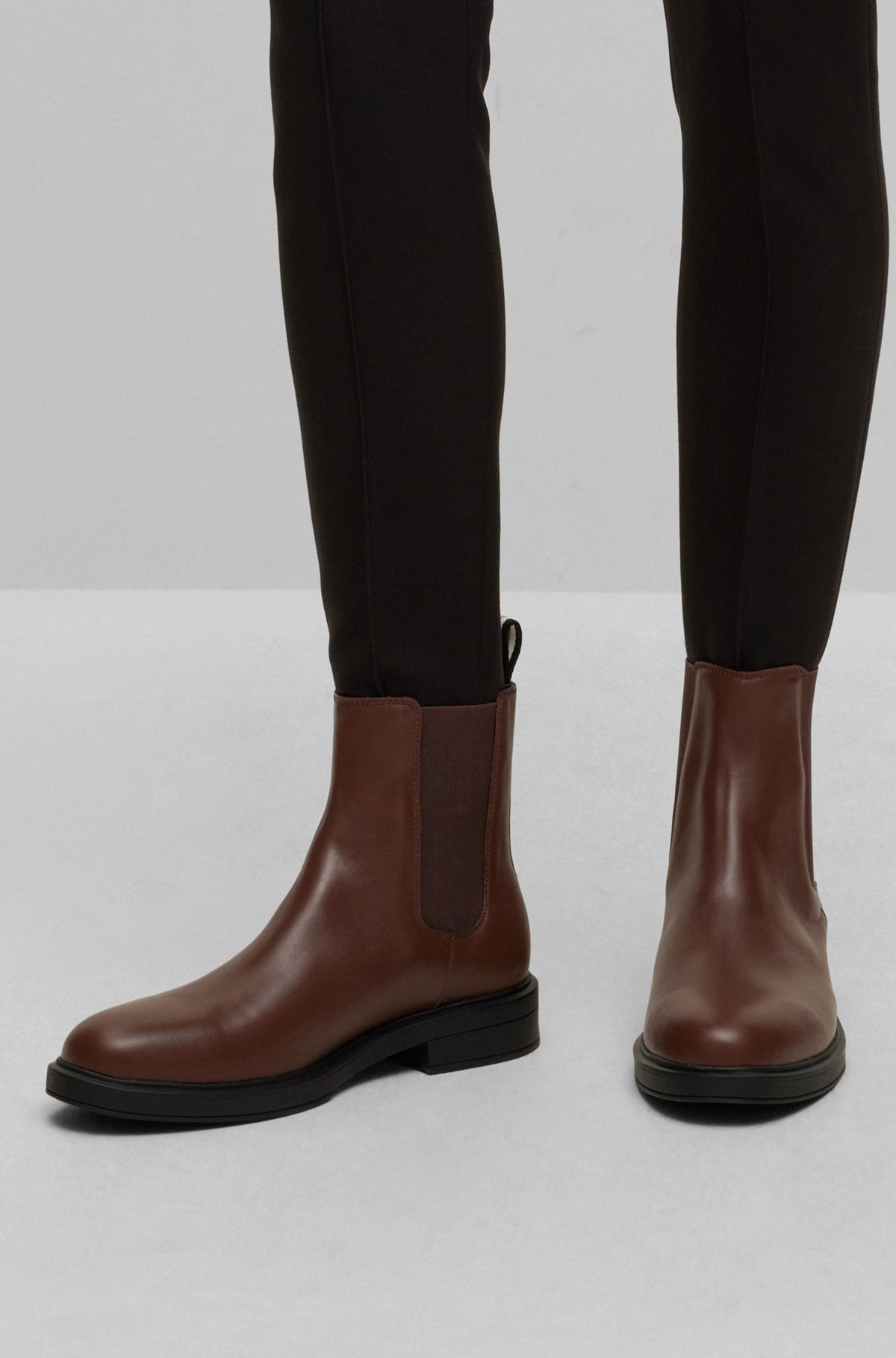 Leather Chelsea boots with branded trim and signature stripe, Brown