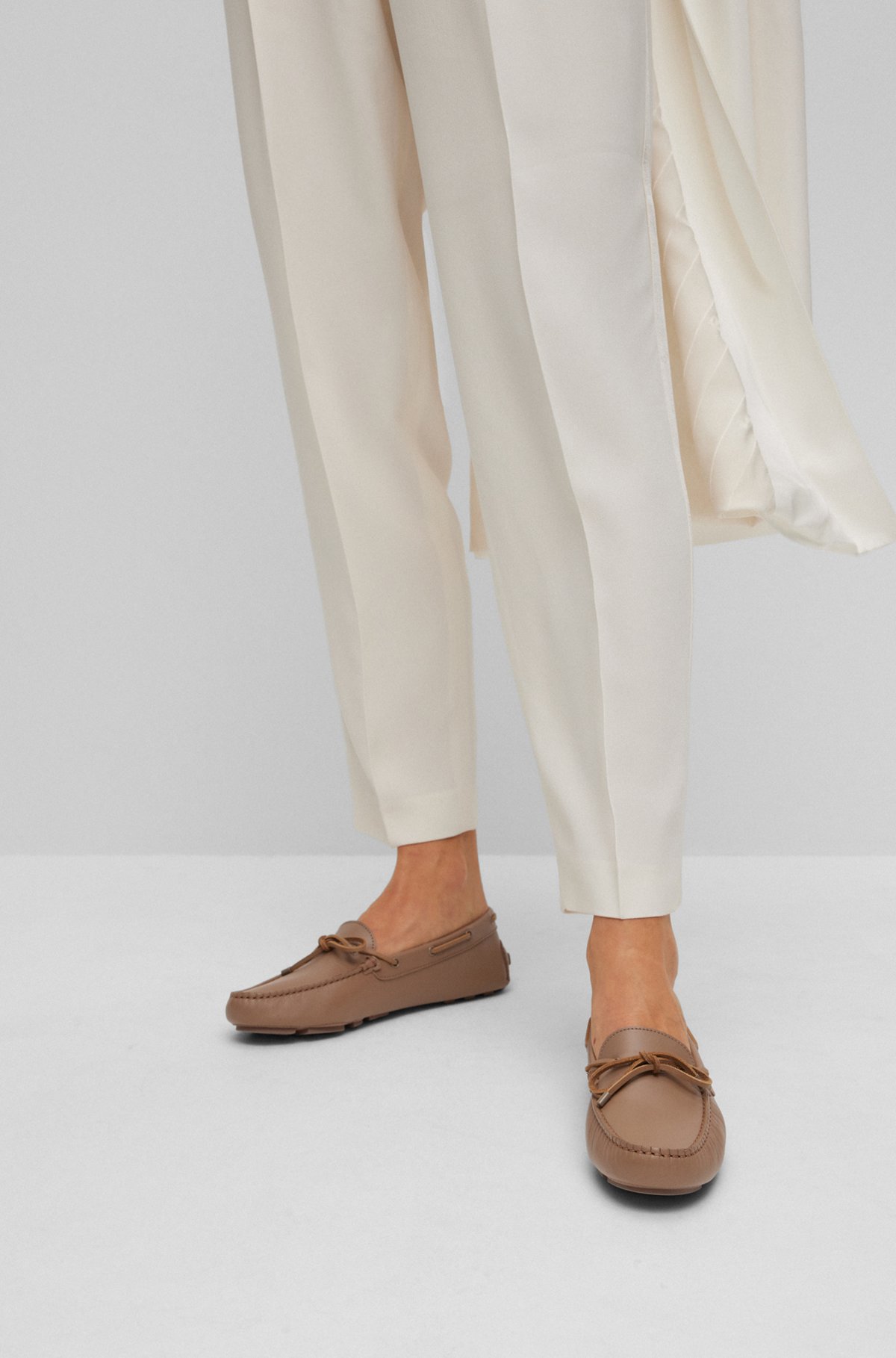 Driver moccasins in leather with bow detail, Beige