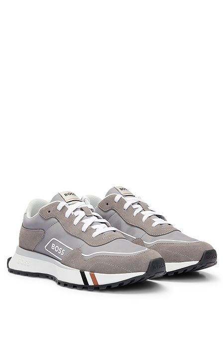 Sneakers aus verschiedenen Materialien mit charakteristischem Streifen-Detail, Grau
