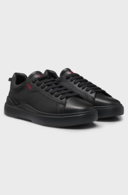 Ledersneakers mit rotem Logo-Detail, Schwarz