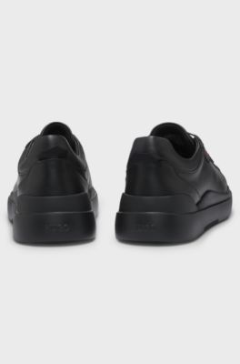 Ledersneakers mit rotem Logo-Detail, Schwarz