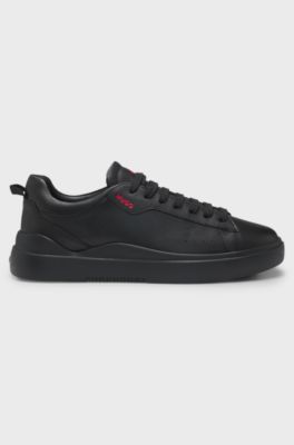 Leren sneakers met rood logodetail, Zwart