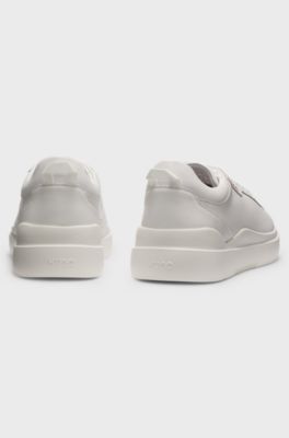 Sneakers i l&aelig;der med r&oslash;d logodetalje, Hvid