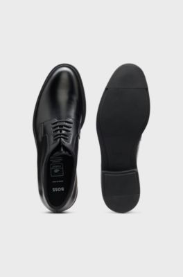 In Itali&euml; vervaardigde leren derbyschoenen met omboordsel, Zwart