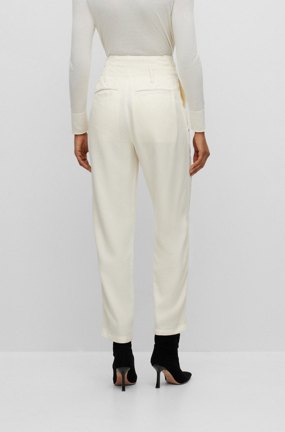 Pantaloni regular fit con gamba affusolata e pieghe in vita, Bianco