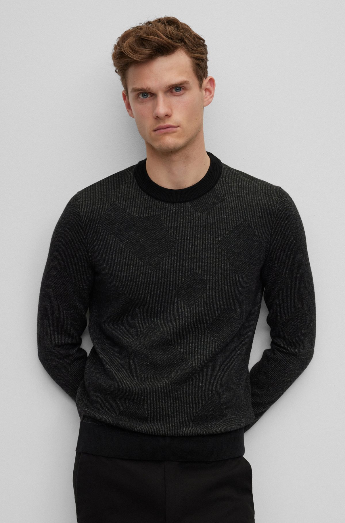 Pullover aus Schurwolle mit zweifarbigen Jacquard-Monogrammen, Schwarz