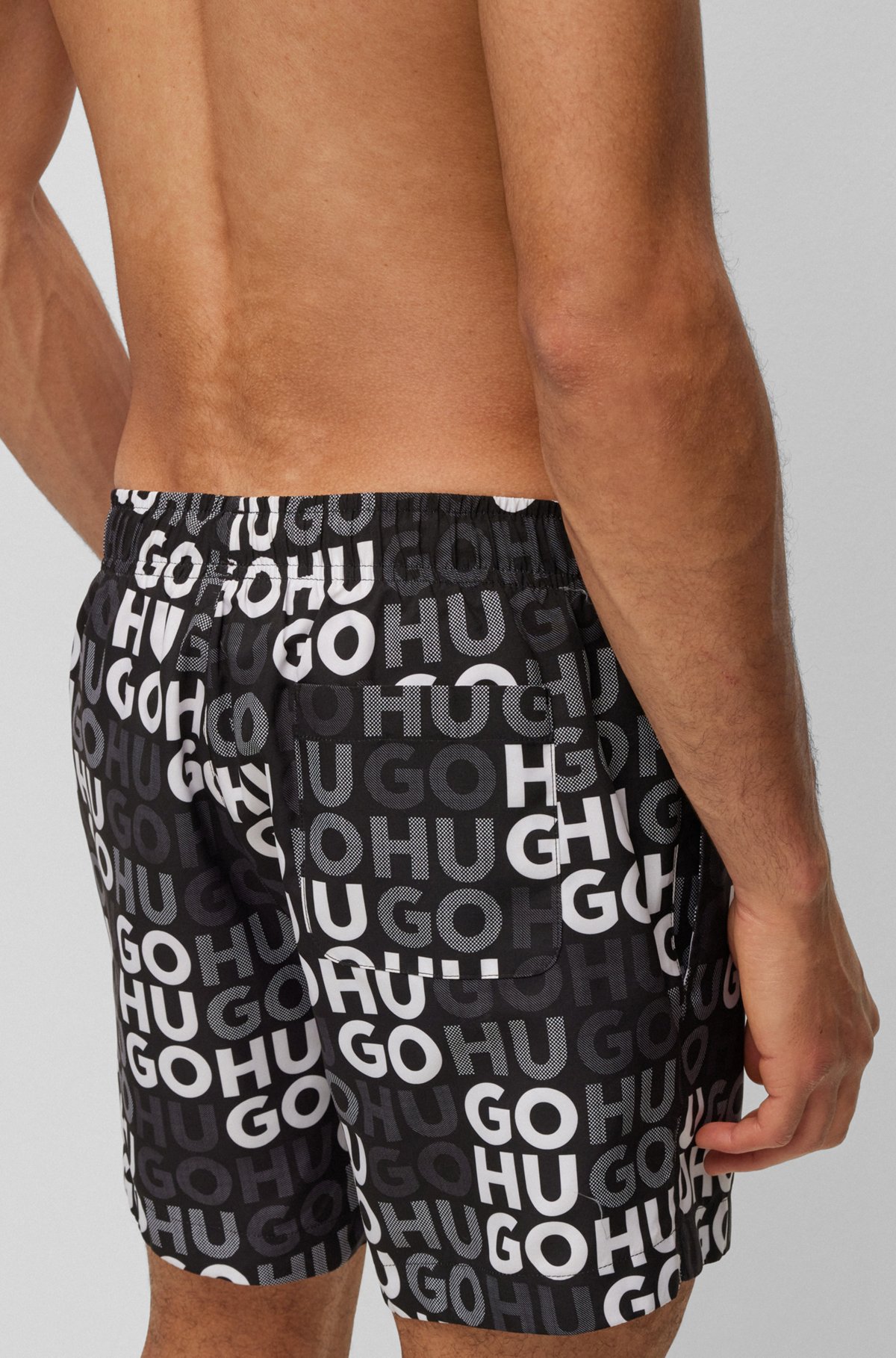 HUGO - Badeshorts mit durchgehendem Logo-Print