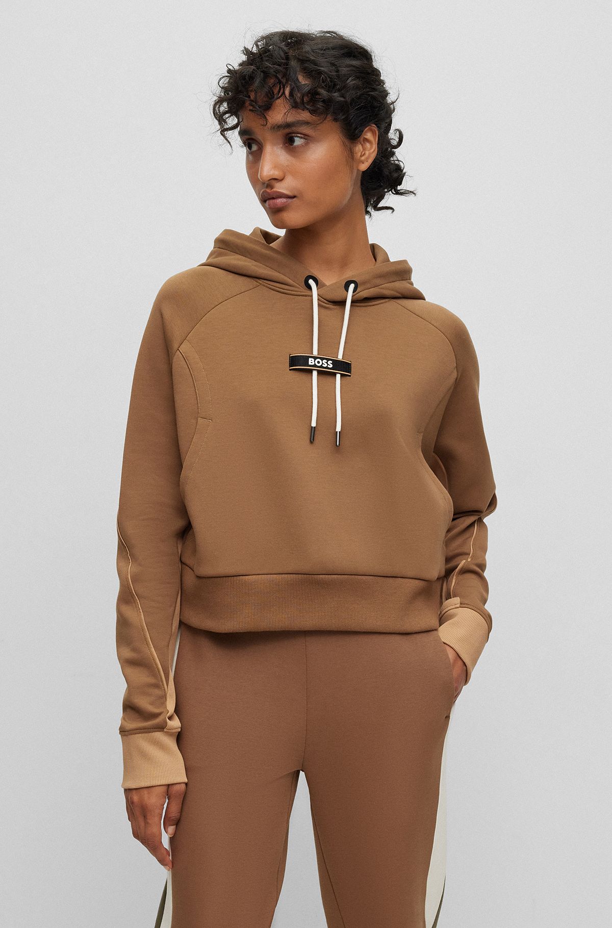 BOSS x Alica Schmidt hoodie met logo’s en contrasterende inzetten, Bruin