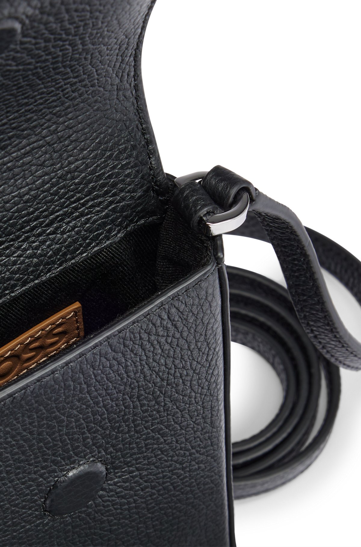 Smartphone-Tasche aus genarbtem Leder mit Metalldetails, Schwarz