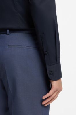 Slim fit-skjorta i performance stretch-twill, M&ouml;rkbl&aring;