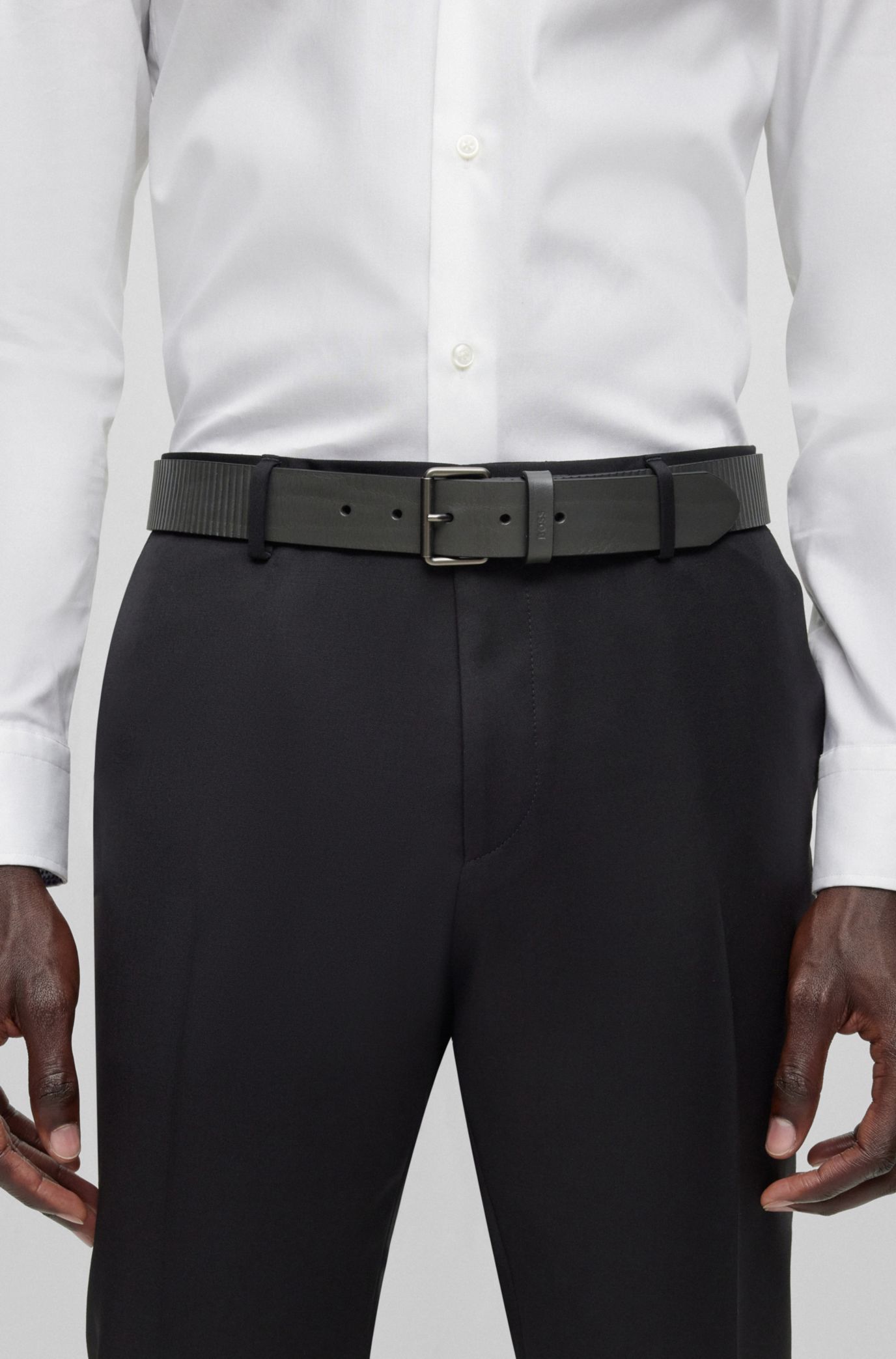 BOSS Gürtel - mit strukturiertem aus Leder Logo-Schlaufe