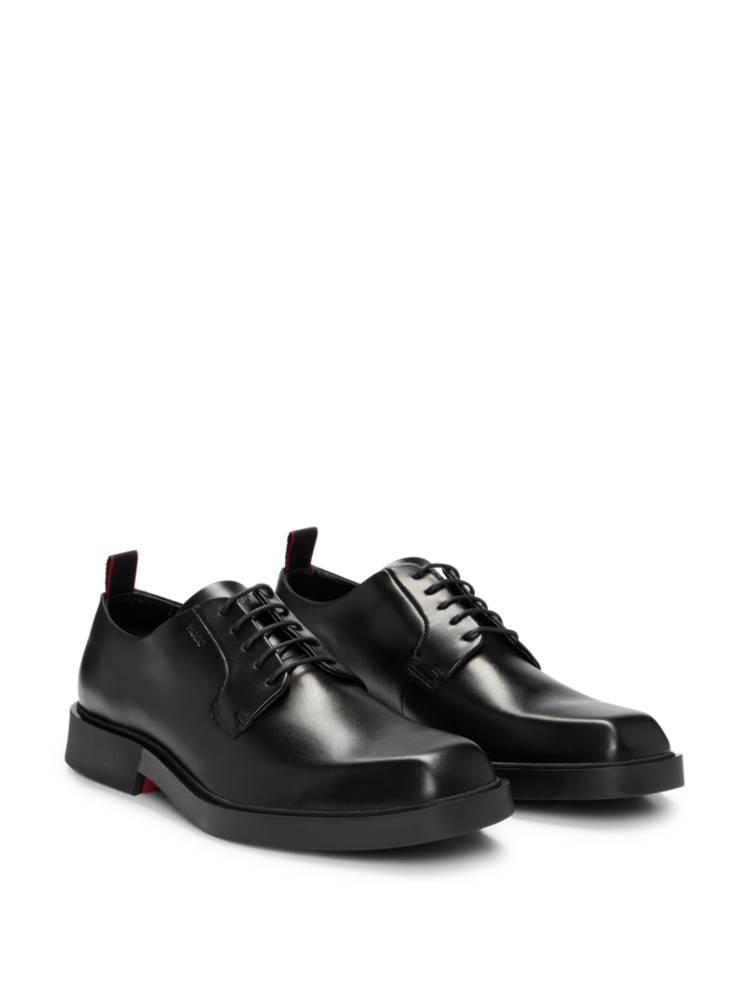 Artikel klicken und genauer betrachten! - HUGO Derbys mit eckigen Konturen. Die eleganten Schuhe aus Nappaleder sind mit einer Gummisohle und charakteristischen Details versehen. | im Online Shop kaufen