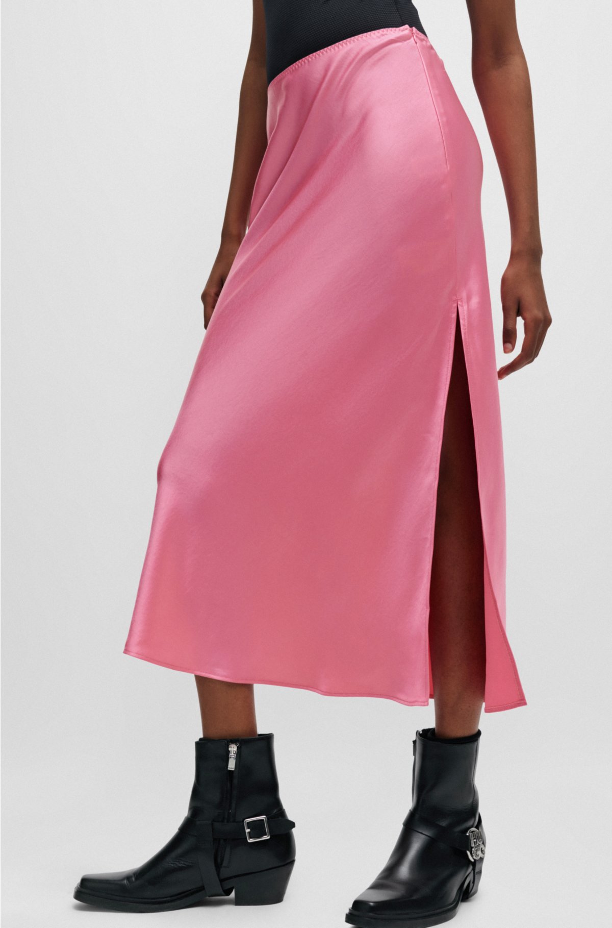 Maxi skirt in satin with side slit, light pink