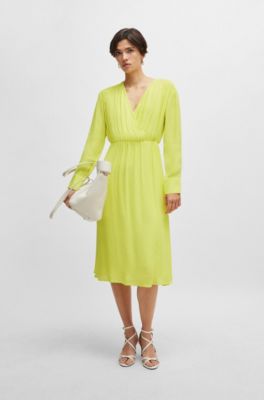 Regular fit-kl&auml;nning med omlott fram och knappar p&aring; &auml;rmuppslagen, Gul